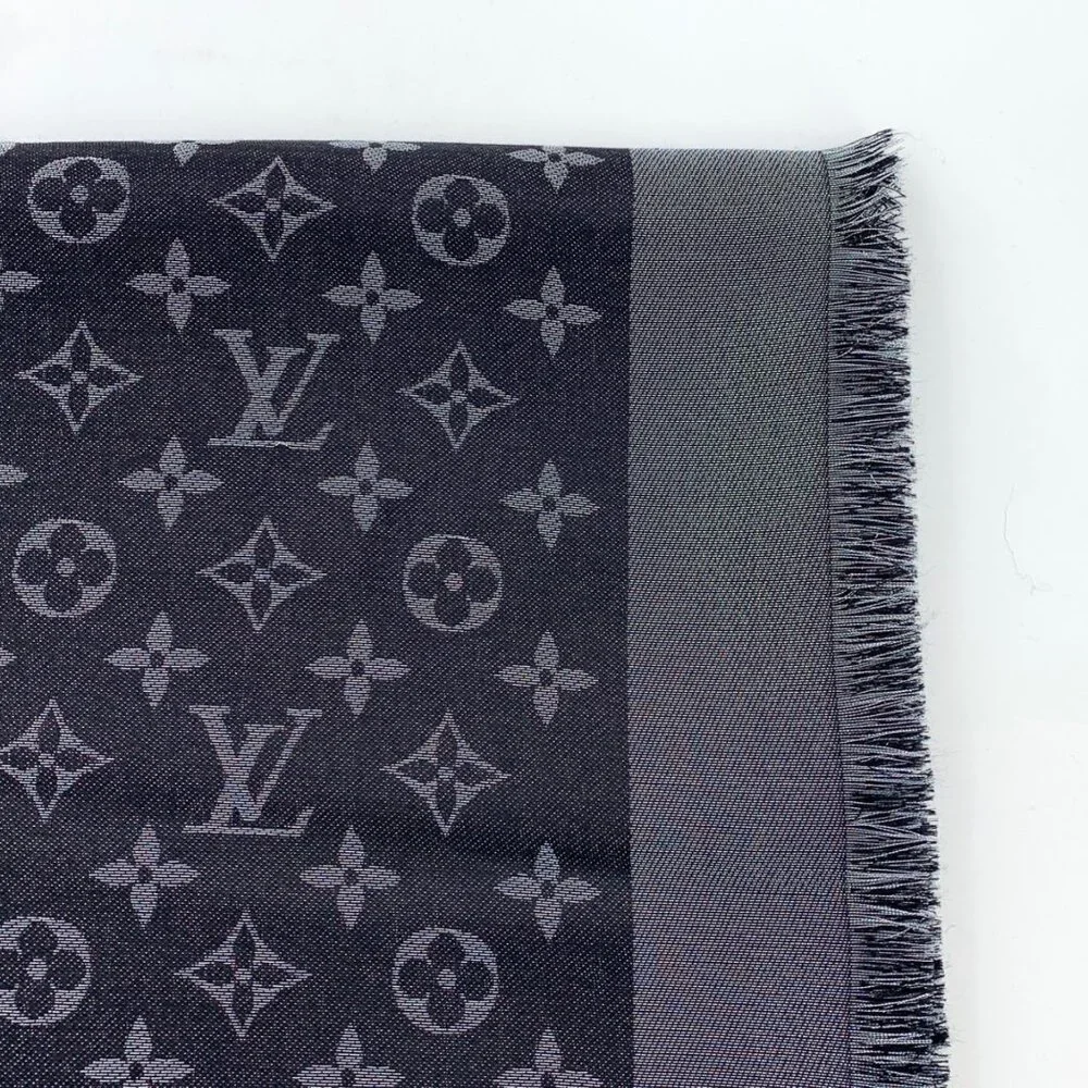 Louis Vuitton Monogram Shine silk scarf - Picture 3 of 9